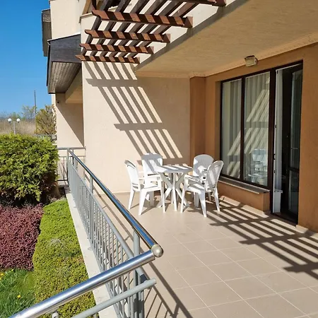 Aparthotel - With A Large Terrace And Direct Access To The Sea Obzor