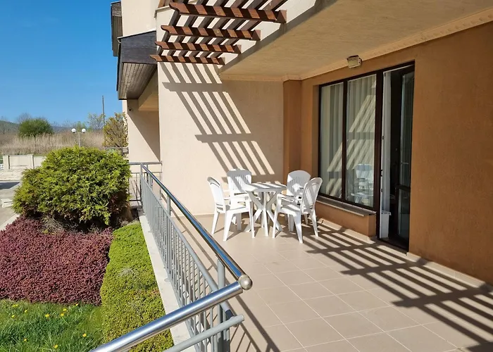 Aparthotel - With A Large Terrace And Direct Access To The Sea Obzor